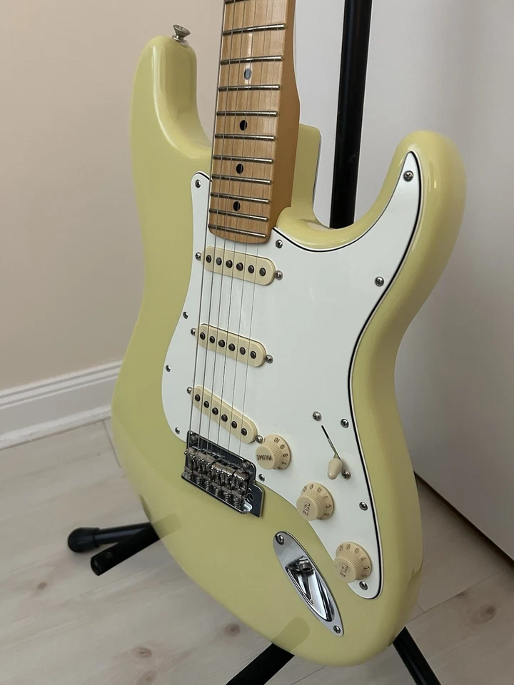 Fender Stratocaster 2025 70 aniversario en amarillo Hialeah - MIM, con bolsa de concierto Foto 2 de 4