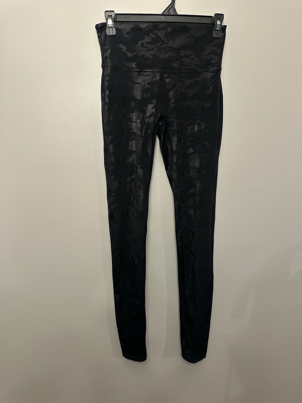 Spanx Faux Leather Camo Leggings Size M
