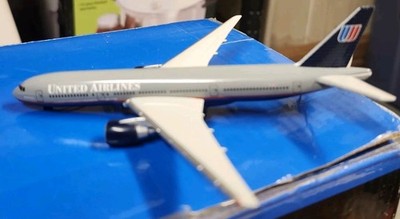 HERPA WINGS UNITED AIRLINES BOEING 777-200 SCALE 1:500