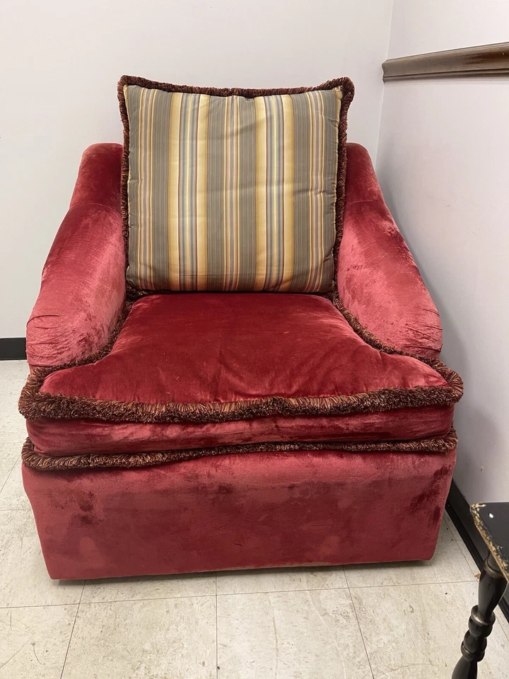 Silla de diseño de gran tamaño de terciopelo rojo Foto 2 de 4