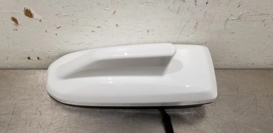 20 GMC SIERRA 1500 ANTENA ALETA TIBURÓN MONTADA EN TECHO BLANCA 84469911 Foto 3 de 4