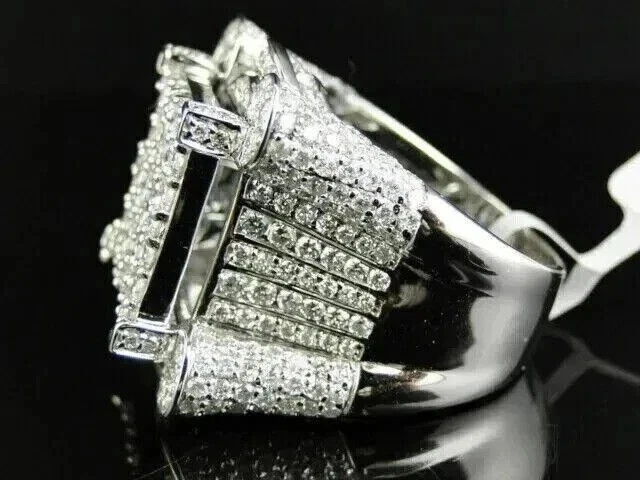 Anillo para hombre enchapado en oro blanco con racimo de diamantes creado en laboratorio de corte redondo de 4,00 quilates Foto 4 de 4