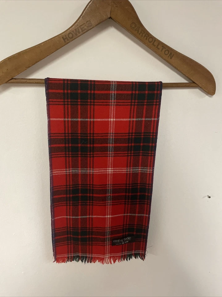 男式爱尔兰羊毛围巾红色格子 60x9 英寸 — 第 3/4 张图片