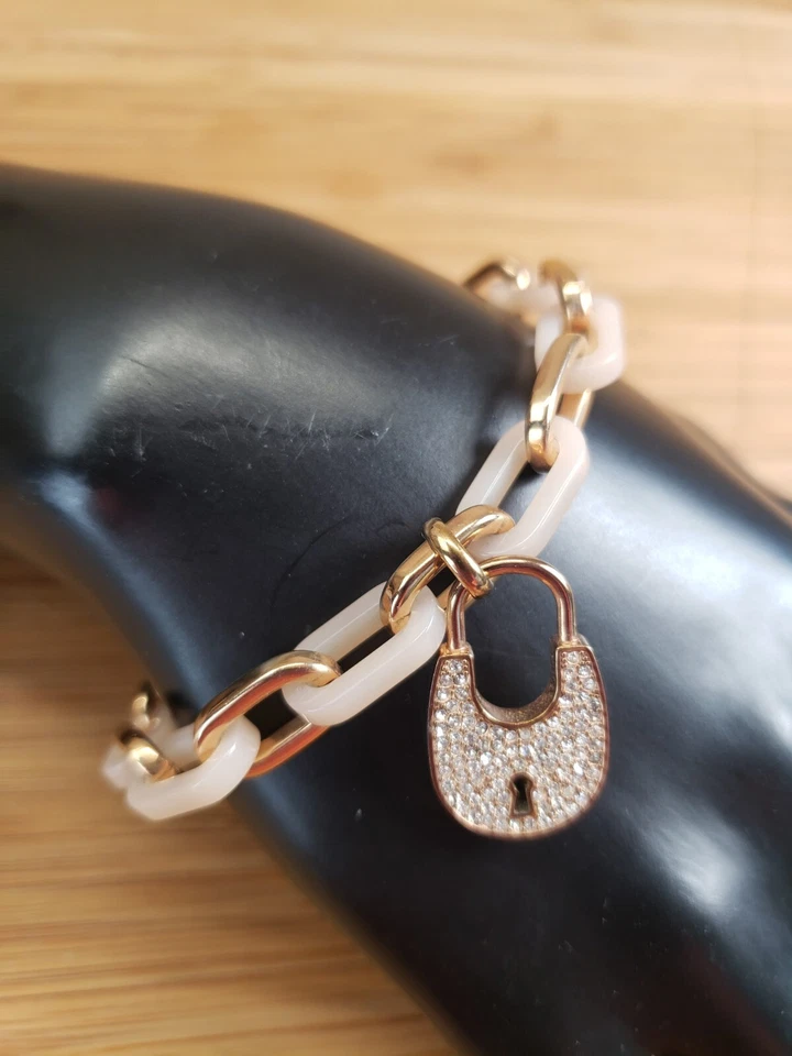 Brazalete Michael Kors Eslabones Ovalados Candado Acrílico Rosa Tono Oro Rosa Foto 3 de 4