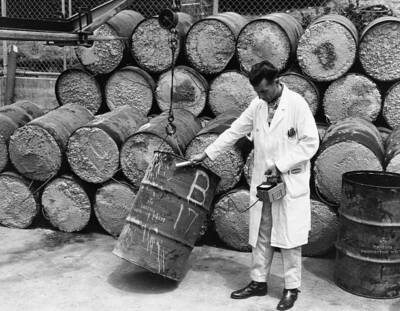 Worker Tests The Radiation Level Of Nuclear Waste 1947 OLD PHOTO