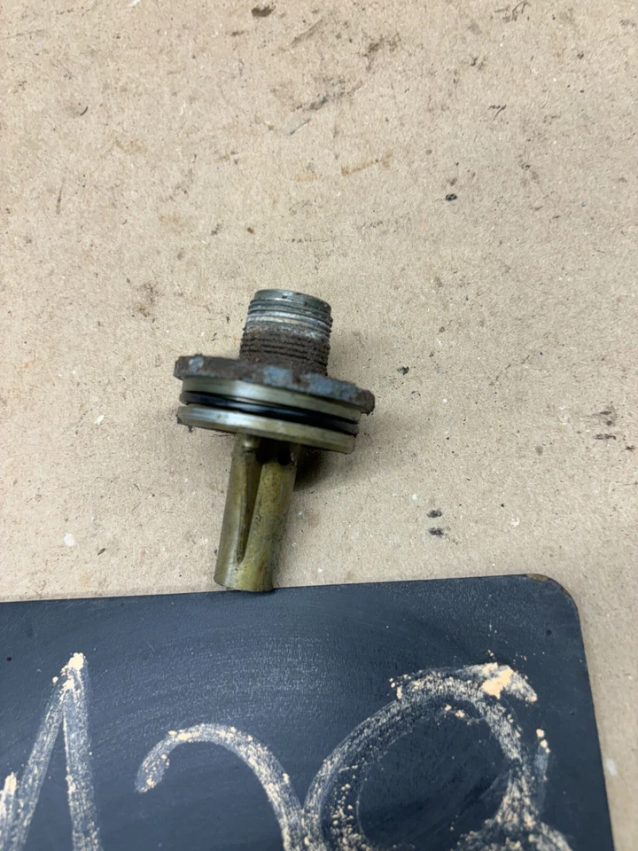 1981 86 1987 DODGE D100 D150 D350 A727 AUTOMATIC TRANSMISSION SPEEDO GEAR MOUNT - Image 2 of 4