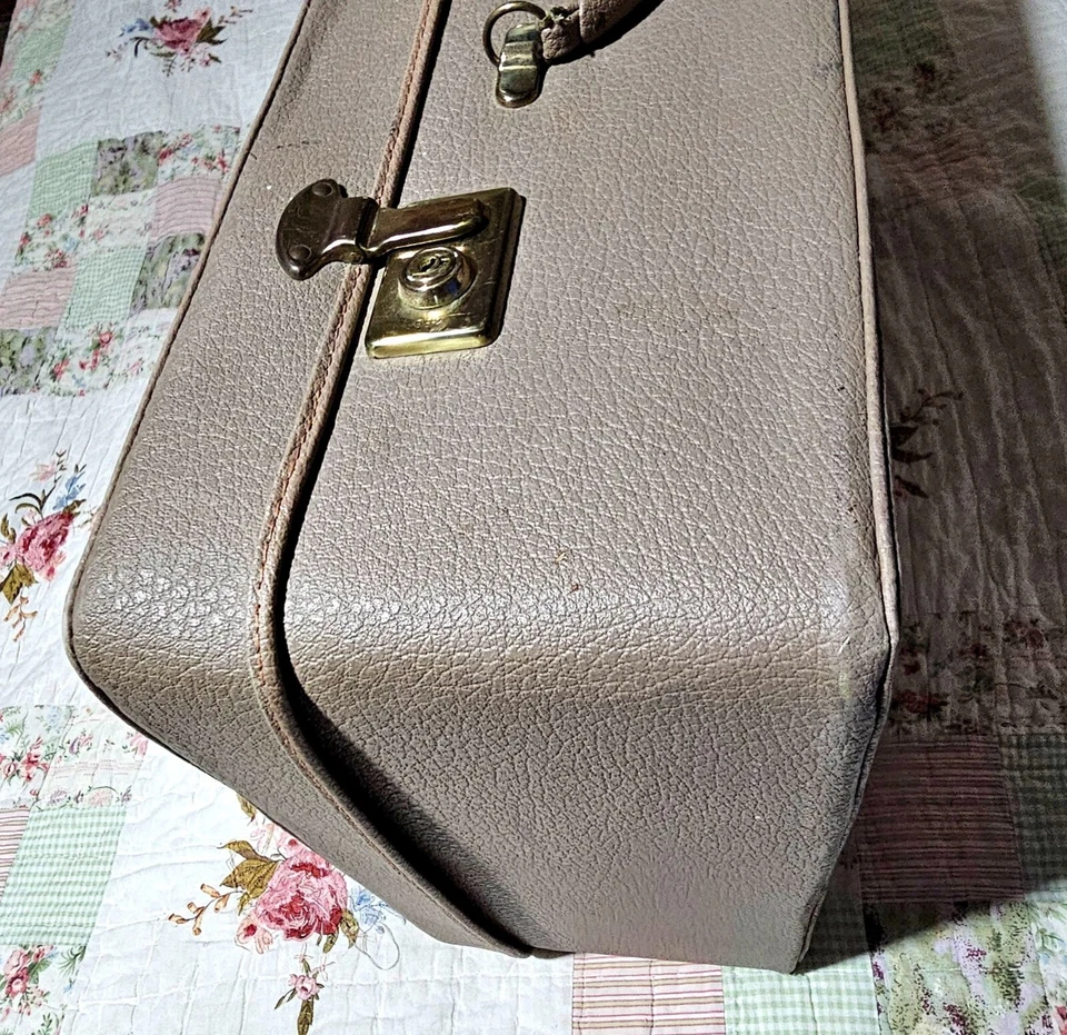 Mala lateral macia bege chifre década de 1950 forrada de cetim 2 camadas Inglaterra bagagem vintage - Imagem 3 de 4