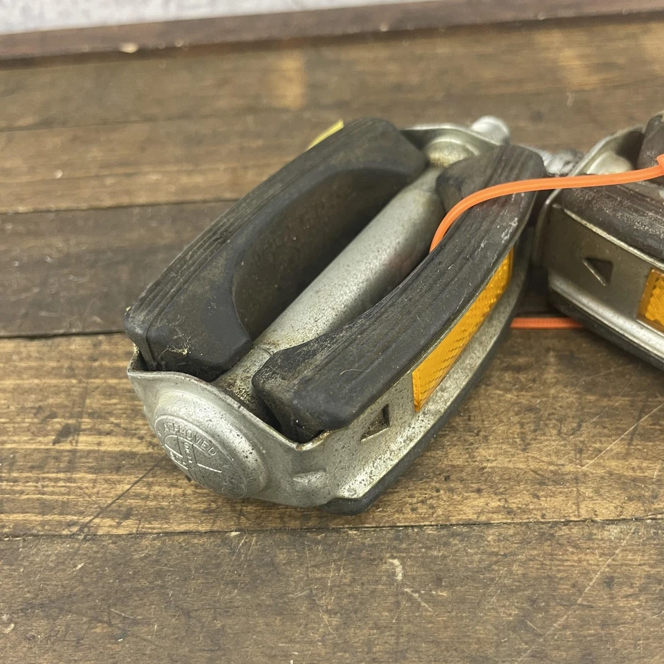 老式 Schwinn 认证自行车踏板一对 1/2 橡胶块弓美国 BENT — 第 4/4 张图片