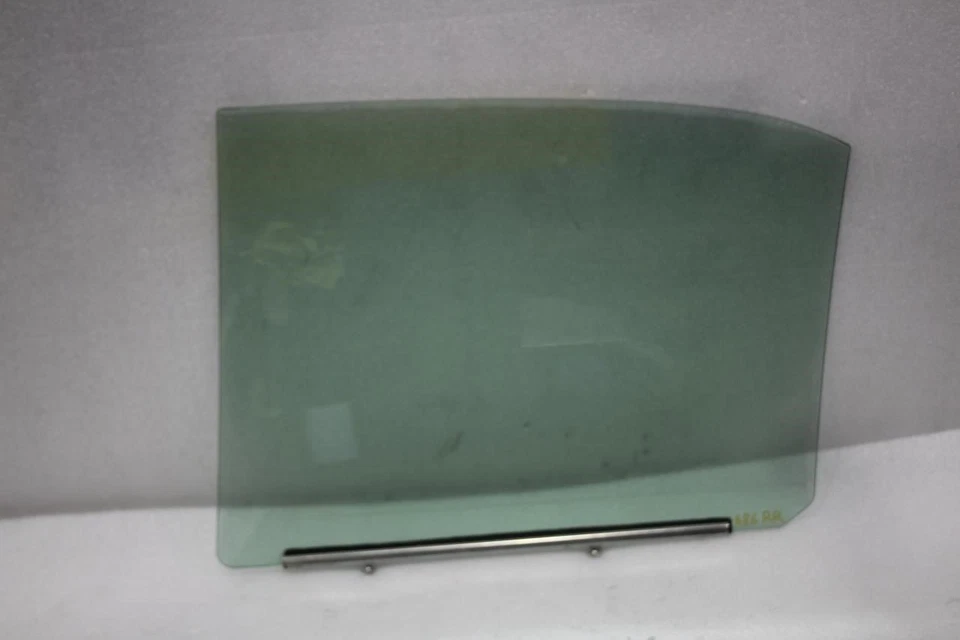 2001 LEXUS LS430 VENTANA DE VIDRIO DE PUERTA TRASERA DEL LADO DERECHO DEL PASAJERO Foto 2 de 4