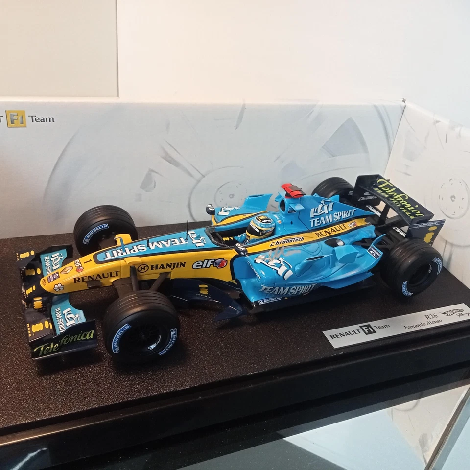 Hot Wheels scale 1:18 Renault F1 Team R26 Fernando Alonso Racing Car / PRISTINE - Image 2 of 4