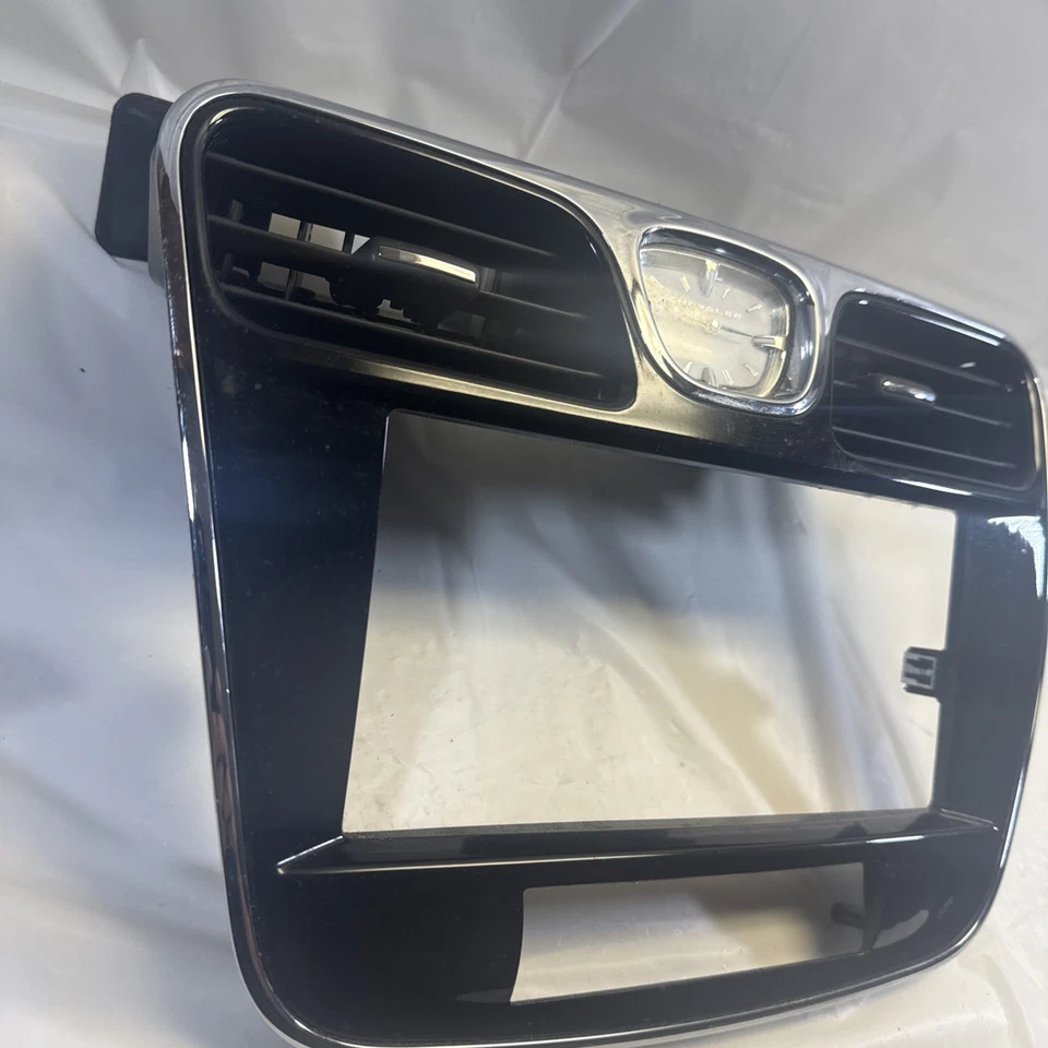 Chrysler 200 2011-2014 tablero panel de ventilación bisel con reloj OEM 56046491AA negro Foto 2 de 4