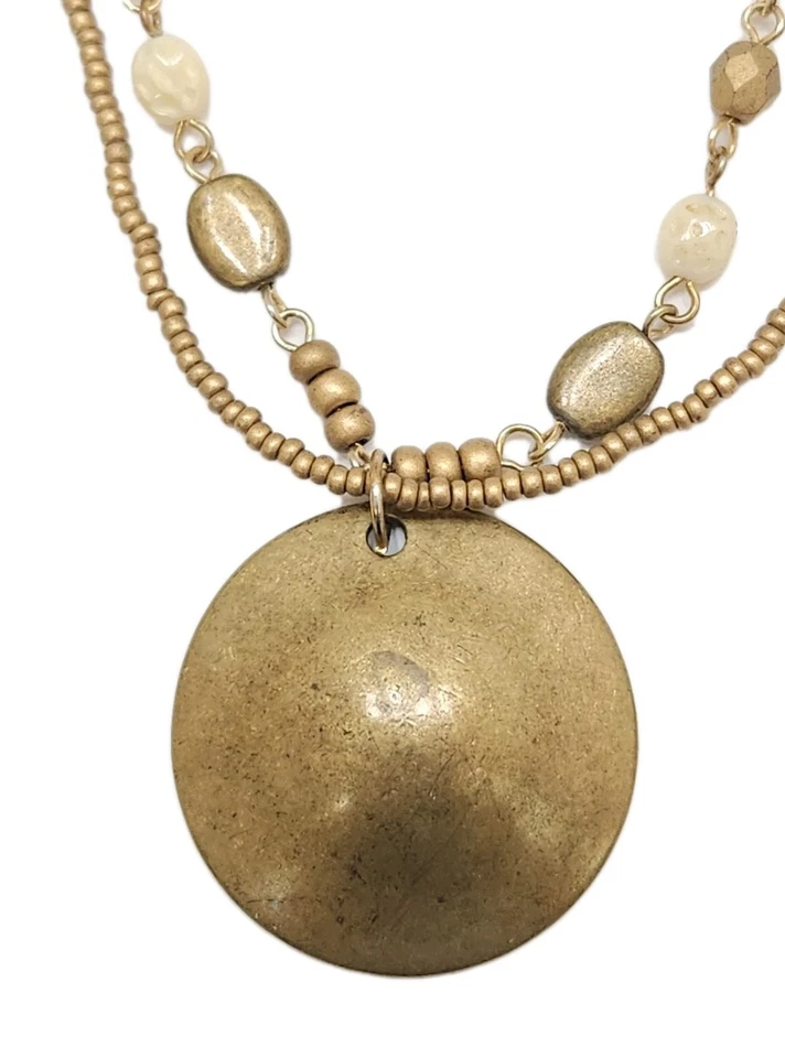 Collar de cuentas en capas con colgante de medallón de piedra blanca dorada firmada por Cookie Lee Foto 3 de 4