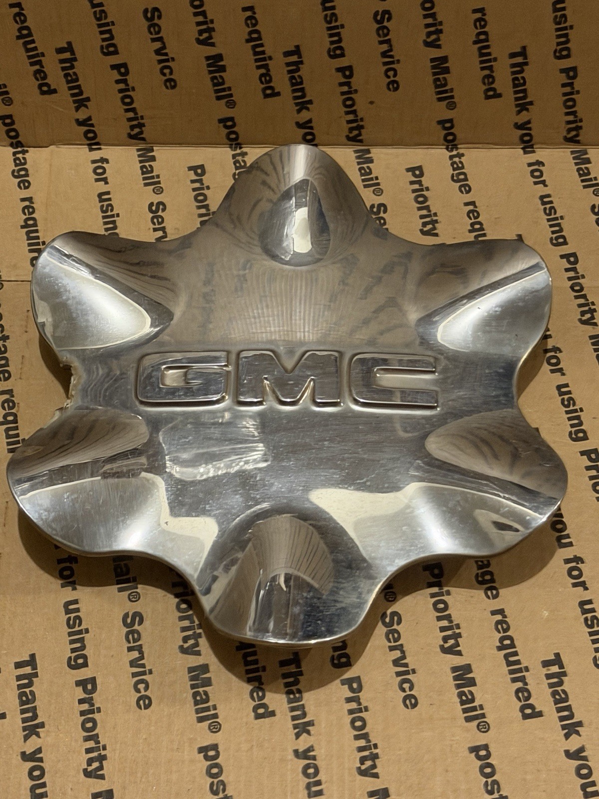 9593139  1999-2000 GMC Yukon OEM Chrome Center Cap  (1)
