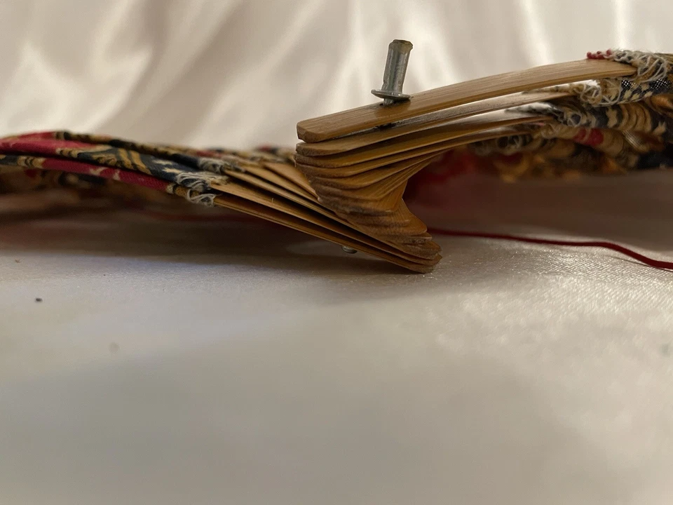 Abanico de bambú tela roja diseño curvo vintage Foto 4 de 4