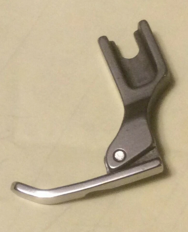 Pie con cremallera de cordón izquierdo estrecho con bisagras que se adapta a máquina de coser comercial Consew Foto 3 de 4