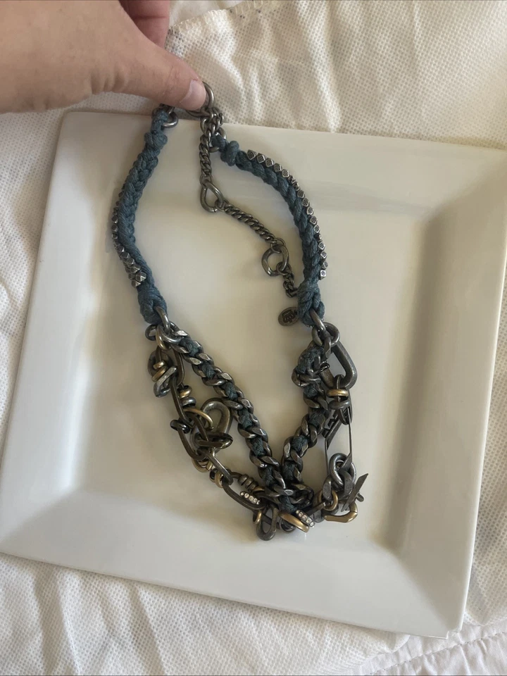 Collar de doble cadena tono plata Juicy Couture con pedrería y dijes Foto 2 de 4