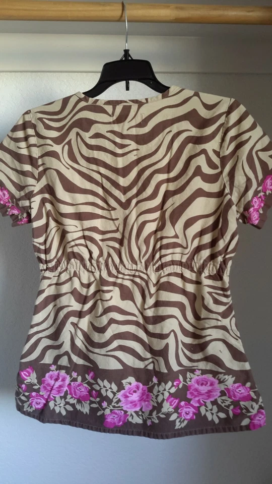 Blusa Médica Koi By Kathy Peterson para Mujer Talla S Cebra/Floral Cuello Cuadrado Usada en Excelente Condición Foto 4 de 4
