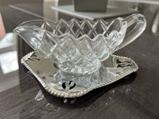 Cięty szklany dzbanek na metalowej tacy