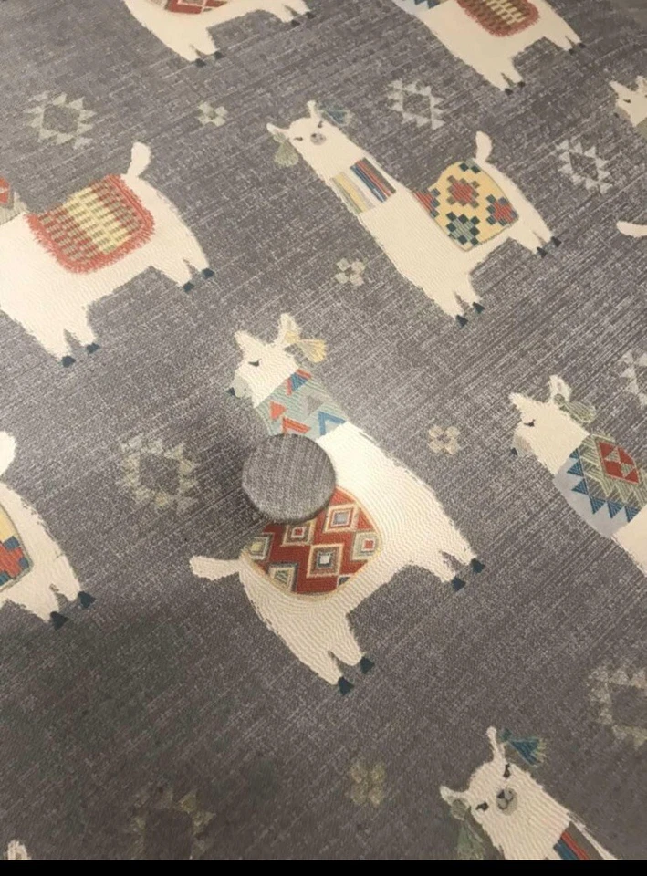 Mesa de centro otomana de cóctel cuadrada tapizada personalizada Llama Drama Foto 3 de 4