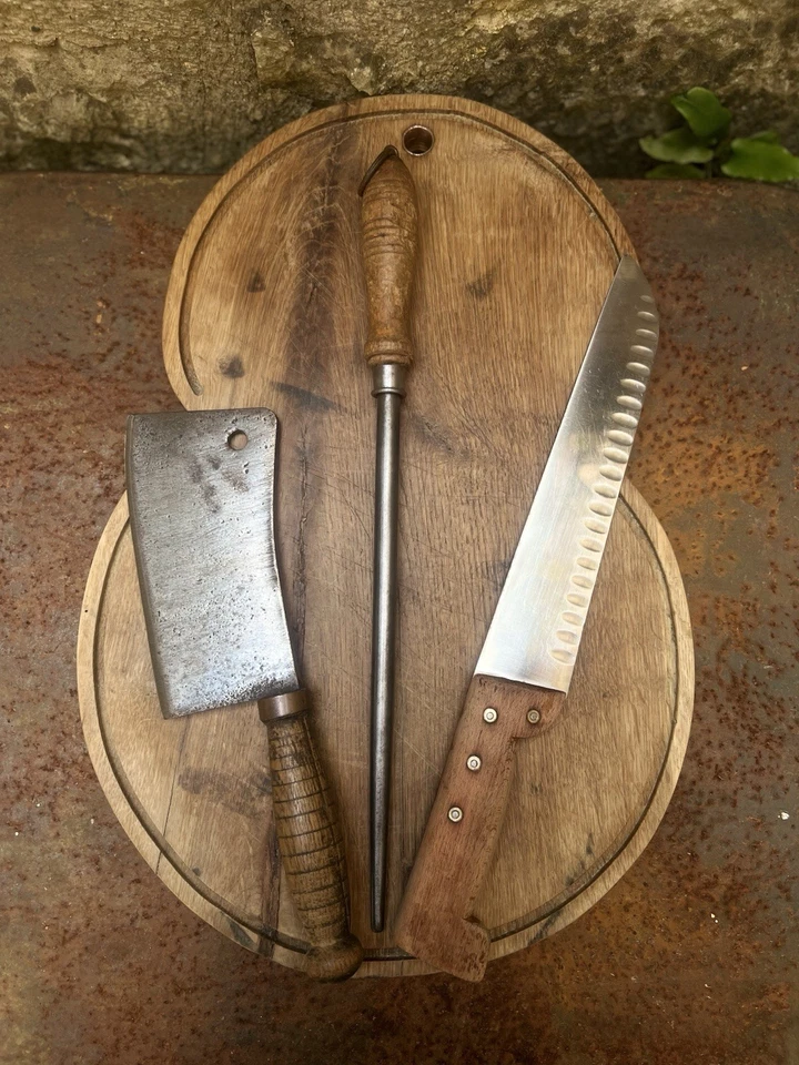 Ancienne planche découper billot boucher bois couteau cuisine Affûteur Feuille - Photo 1/4