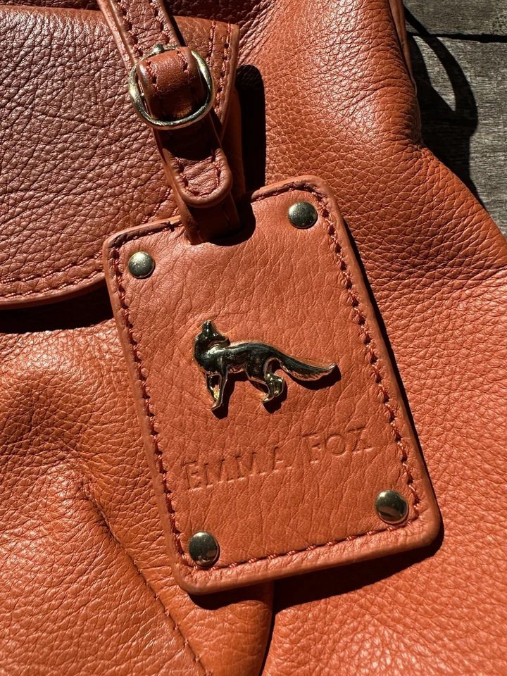 Emma Fox. Grande. Bolso plegable clásico de cuero. Cuero coral/naranja Foto 2 de 4