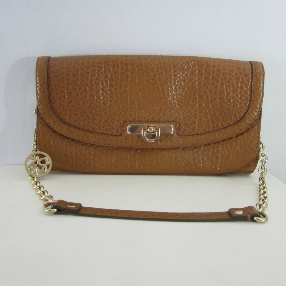 Bolso de mano sin asas de cuero granulado marrón DKNY con asa de cadena dorada Foto 2 de 4