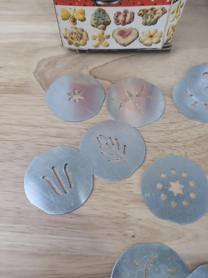 Винтажный алюминиевый пресс для печенья Wear-Ever No 3358 с 12 дисками и оригинальной коробкой - Изображение 3 из 4