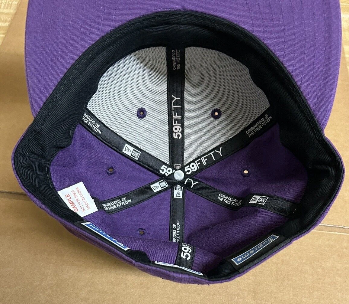 NUOVISSIMO Cappellino Supreme Apple New Era 59Fifty Fitted Viola CAMPIONE Taglia 7 1 4