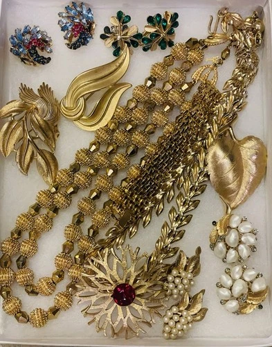 Vntg. TRIFARI 11pc. Gold Tone Jewelry Lot! Earrings Parts/Repairs! TLC