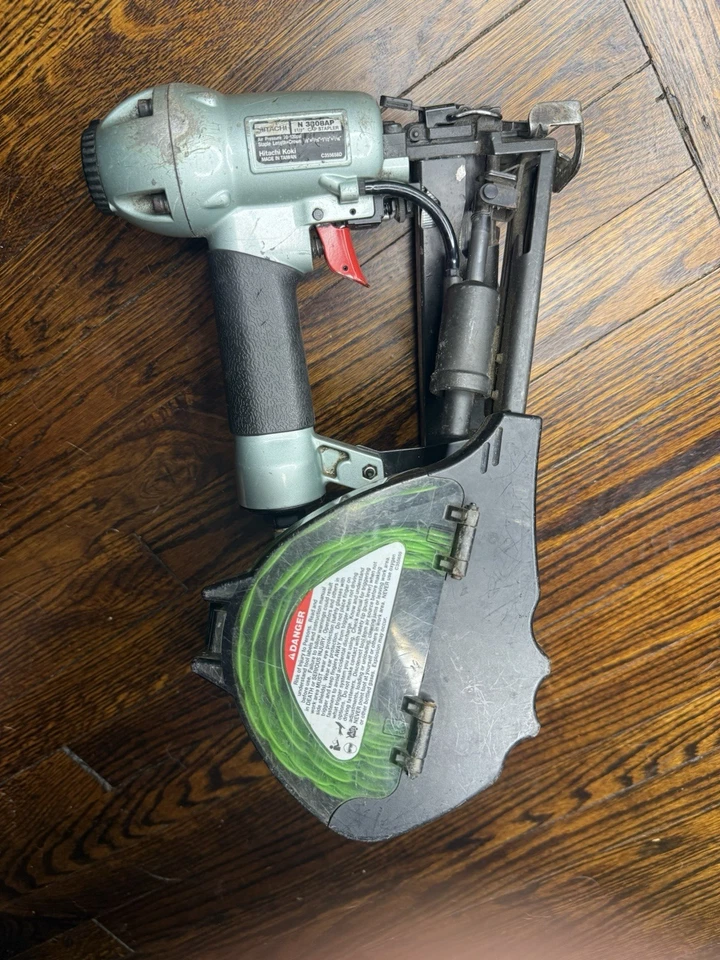 Grapadora de tapa Hitachi N3808a 1 1/2 pulgada Foto 3 de 4