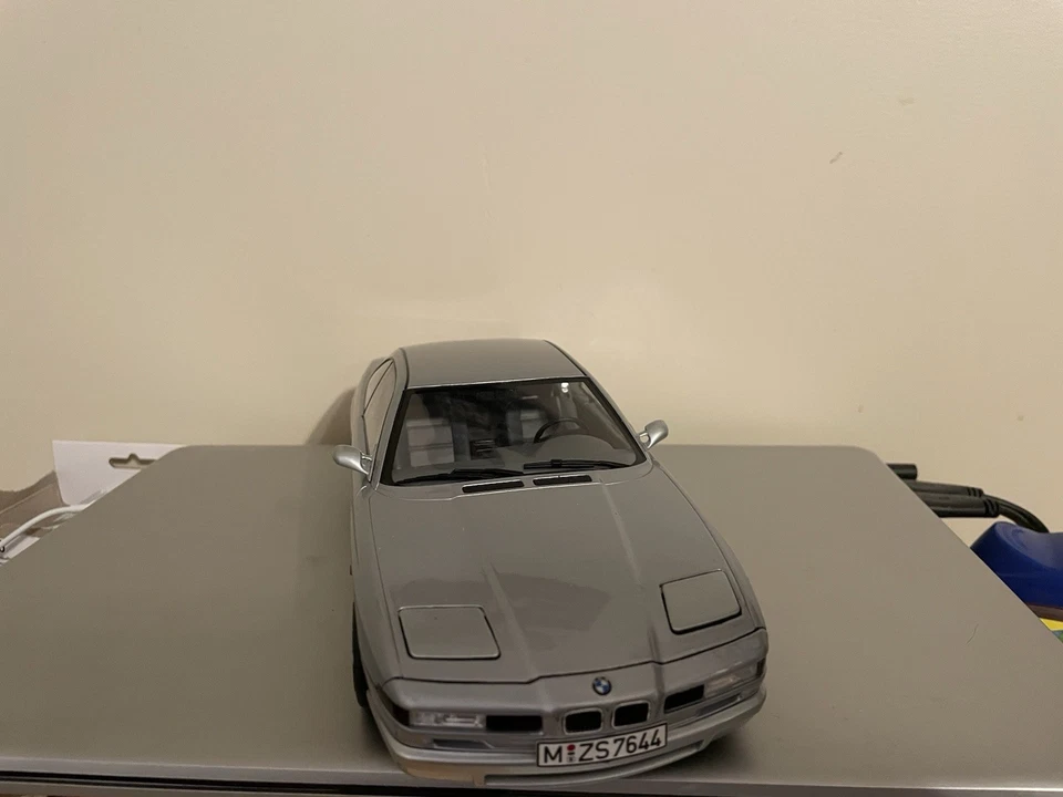 1/18 BMW Serie 8 850 CSi (E31) 1992 coche modelo diecast plateado de Solido S1807004 Foto 2 de 4