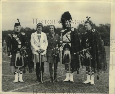 #ad 1931 Press Photo Ann Townsend and Mary Morrison with Scotch musicians Merion $33.99
