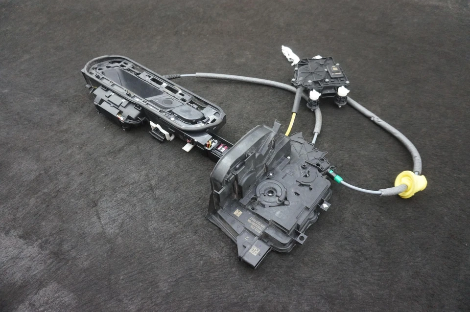 Manija de puerta trasera izquierda cierre suave accionamiento 51215A67B43 BMW 760I xDrive 2023-24 *Nota Foto 2 de 4