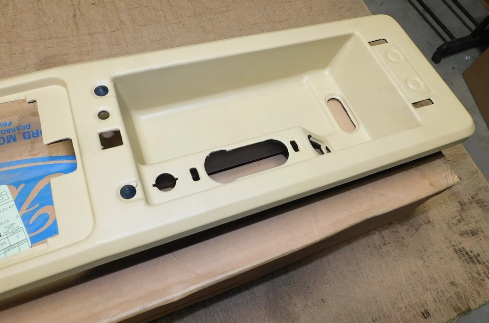 1984-1992 Lincoln Mark VII Coupe NOS CENTER CONSOLE TOP TRIM PANEL - Image 3 of 4
