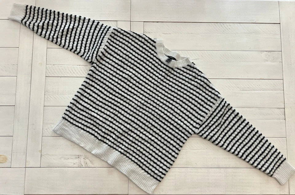 Suéter de Navidad Forever 21 Niña/Junior Rayas/Fábula Salvaje Lazo Negro/Blanco (S) Foto 2 de 4