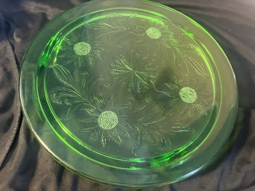 Jeanette Glass Sunflower 10" Round 3 Footed Green Uranium Cake Pie Plate USA