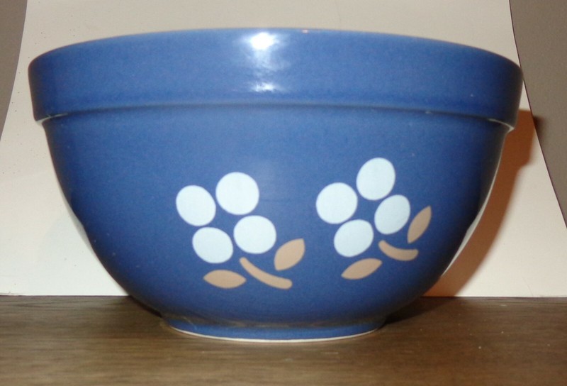 2 QUART VINTAGE BLUE TREASURE CRAFT POTTERY MIXING BOWL WHITE BLUEBERRY FLOWERS