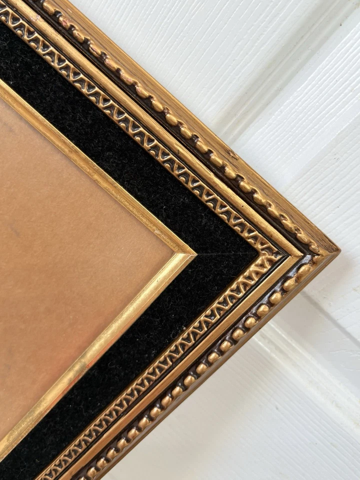 "Marco de pared dorado ornamentado vintage con borde de vidrio y terciopelo negro 9"" X 12""" Foto 2 de 3