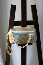 Louis Vuitton pochette Volga en PVC embossé Prism Monogram