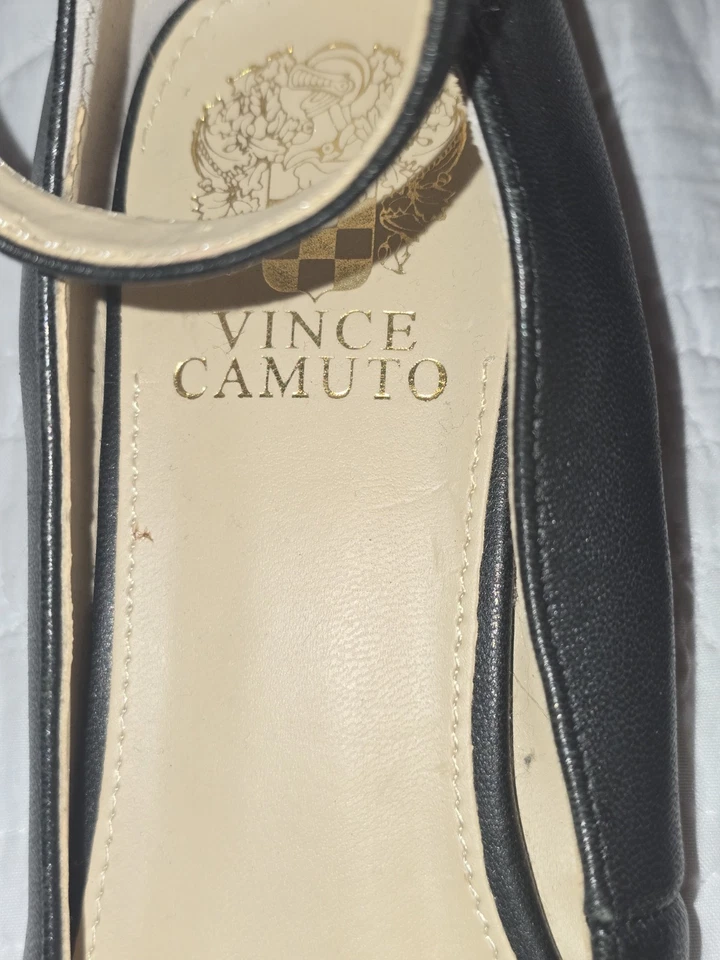Vince Camuto Cuero Plano Correa al Tobillo, Negro con Borde Dorado Talla 8 Zapatos Sandalias Foto 2 de 4