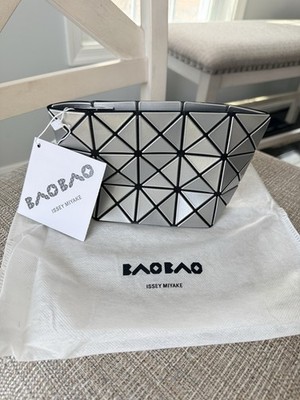 BAO BAO ISSEY MIYAKE シルバーポーチ ISSEY MIYAKE Bao Bao silver geometric clutch bag dust bag brand
