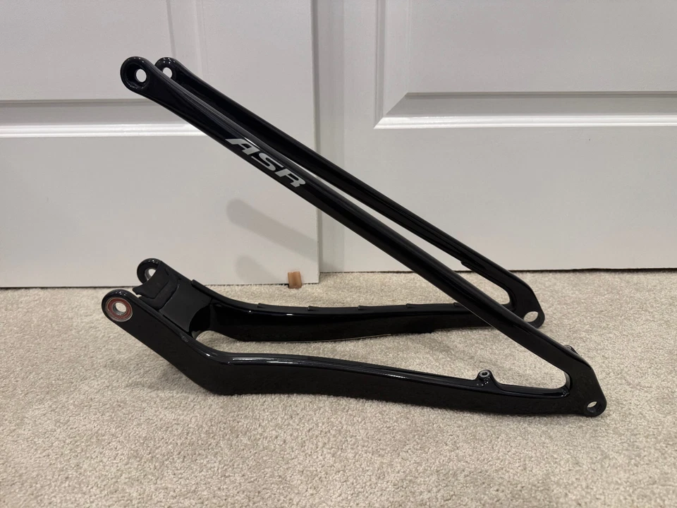 Yeti ASR 2024 triángulo trasero grande Foto 3 de 4