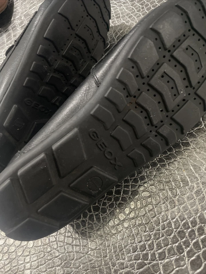 Sapatos masculinos de couro preto Geox tamanho 40 usados - Imagem 2 de 4