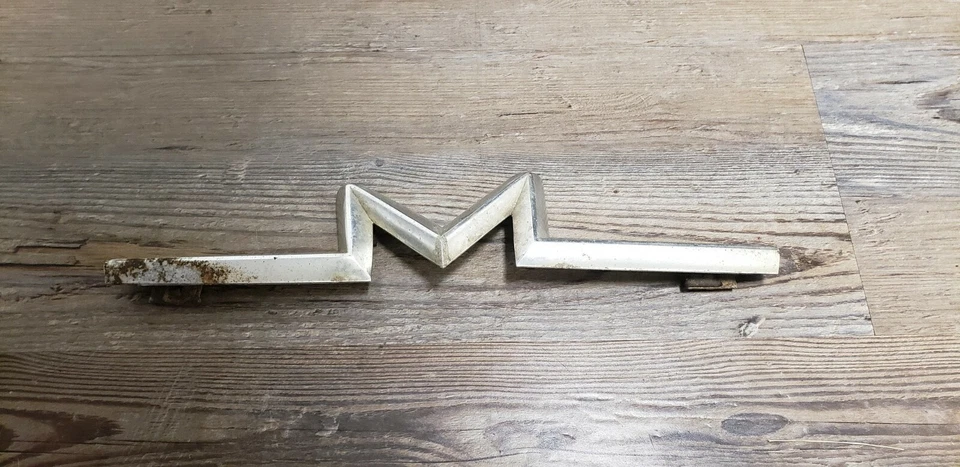 Mercury Montclair 1957 fábrica OEM "M" parrilla emblema OEM Foto 2 de 4