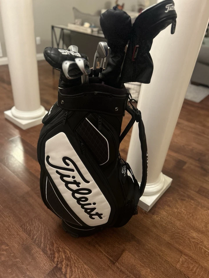 Сумка для персонала гольфиста Titleist Tour среднего размера черная/белая с дождевиком - Изображение 2 из 4