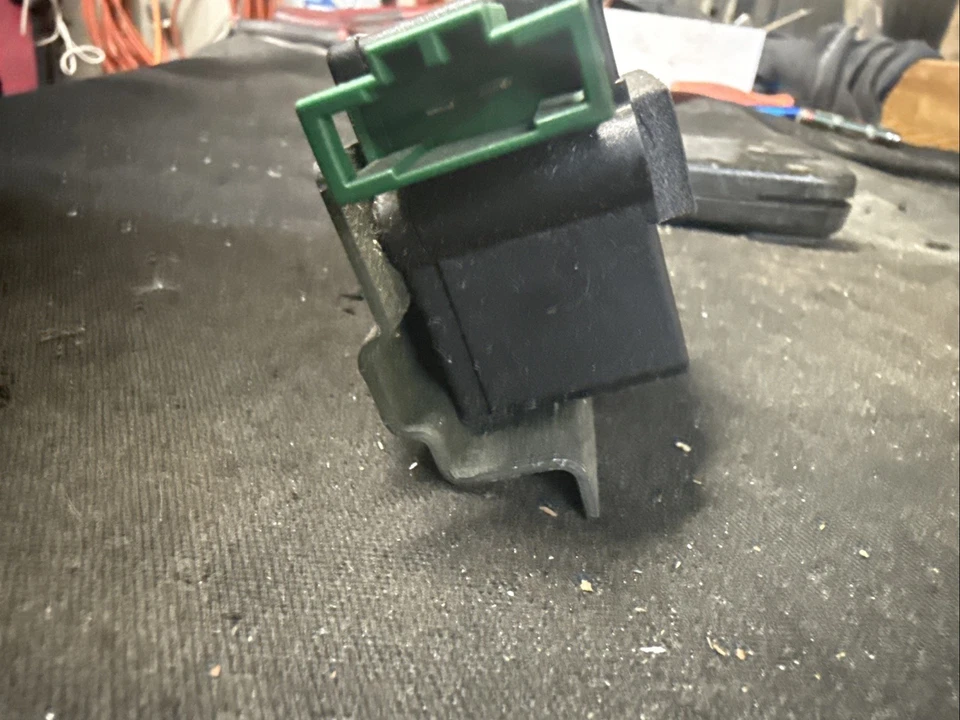 Audi Tt Quattro 2000-2006 1,8 l pestillo de escotilla trasero Foto 4 de 4