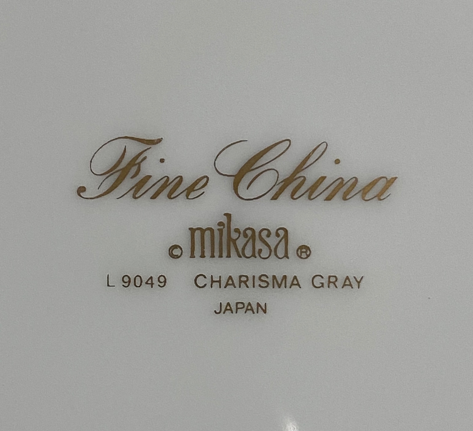 Beautiful Set of 4 Mikasa L9049 Charisma Grey 10 5/8" Dinner Plates