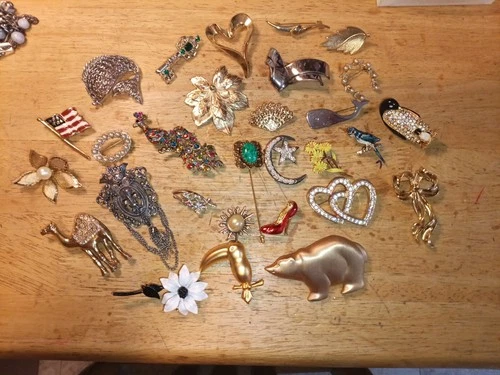 LOT OF VINTAGE COSTUME JEWELRY PINS