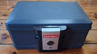 First Alert Dokumentenbox 15x35x24 cm Wasserdicht, Tragbar, Feuerresistent