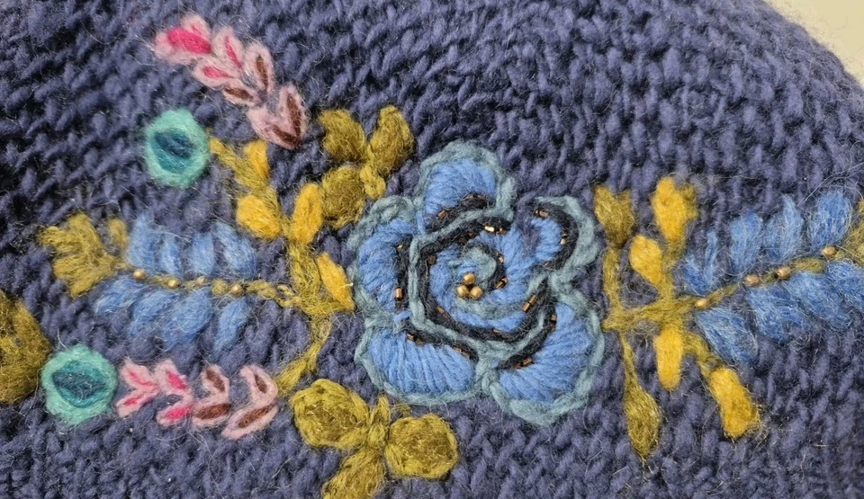 Nudo Francés - Gorro Floral Azul Tejido Lana Forrado Vellón Hecho a Mano en Nepal Foto 2 de 4